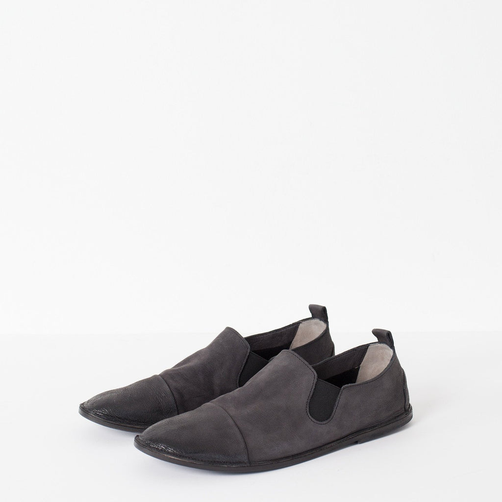 Low Chelsea Boot in Black