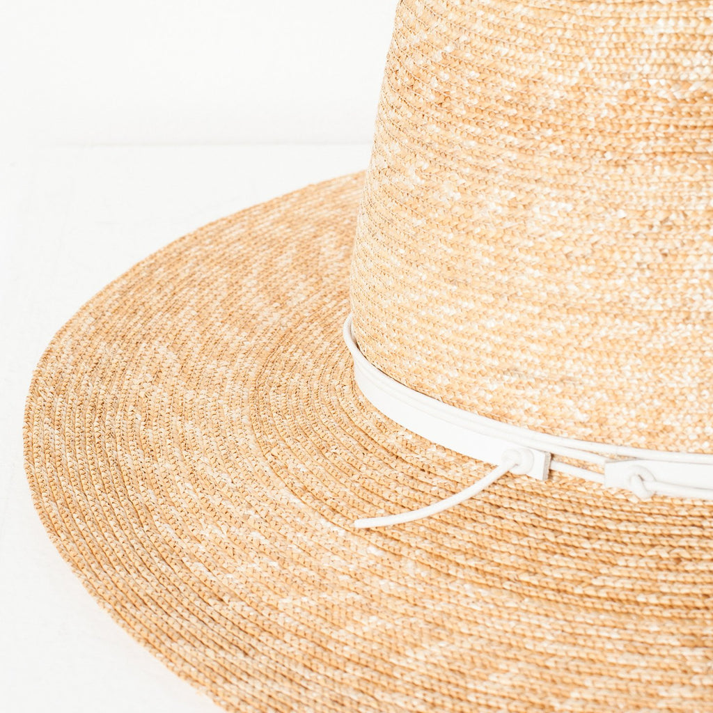 Wrapped Up Hat in Straw/White