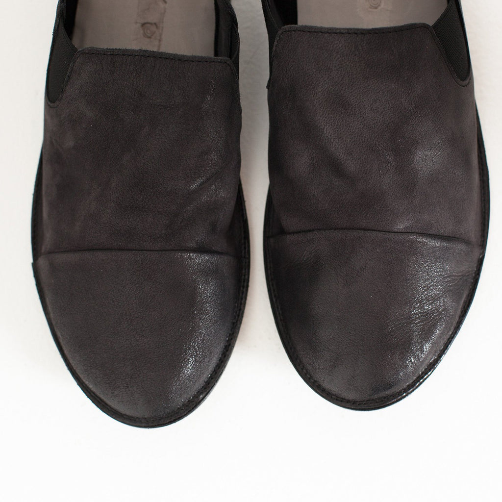 Low Chelsea Boot in Black